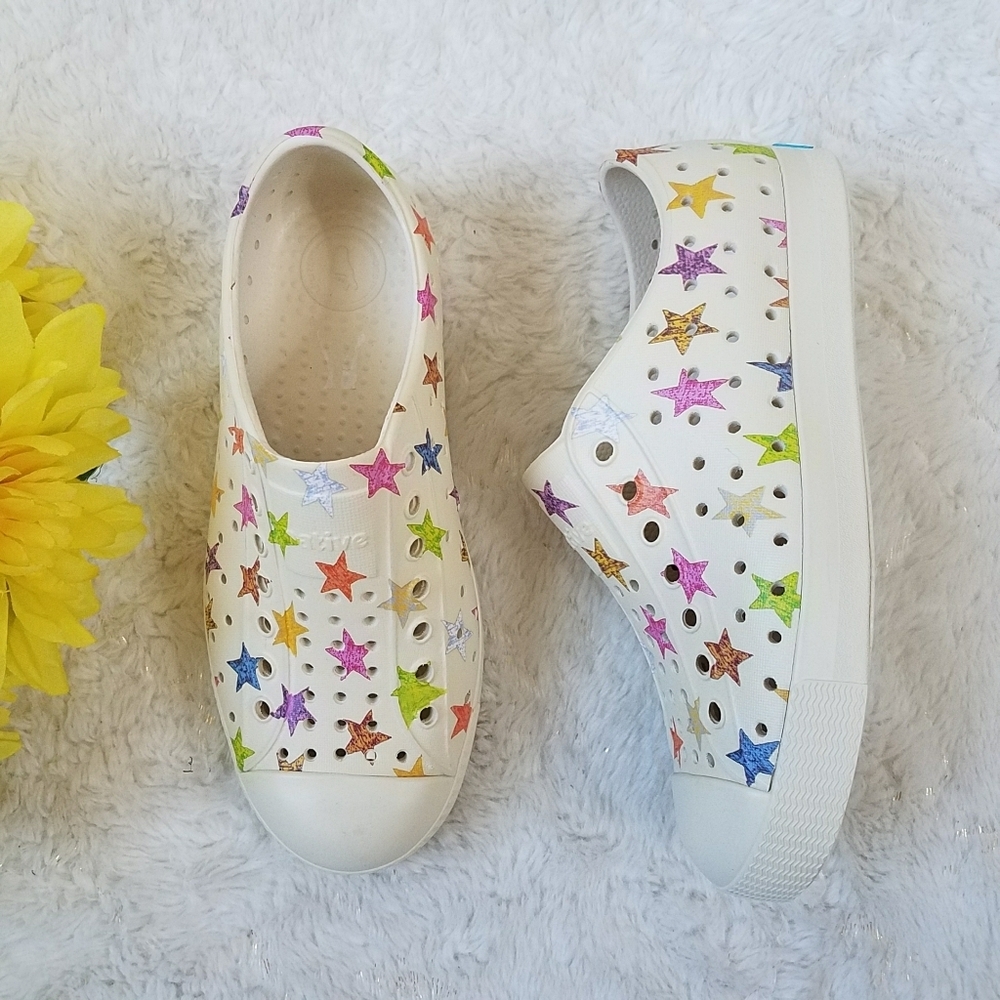 Native Jefferson Bone White & Multicolor Star Print Sneakers